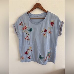 Johnny Was Women's Embroidered  Short Sleeve T-Shirt Size Med Light Blue